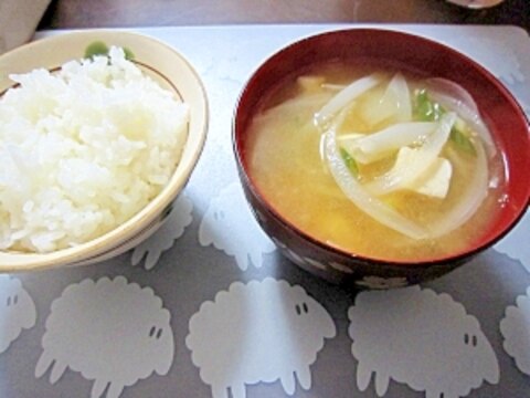和朝食！玉ねぎ・豆腐・ワカメのお味噌汁